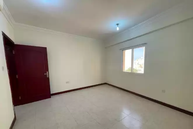 yerleşim Hazır Mülk 1 yatak odası U/F Apartman  kiralık içinde Doha #7646 - 1  image 